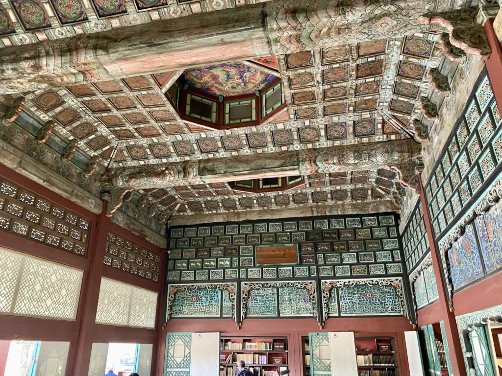 宮殿の図書室の内部