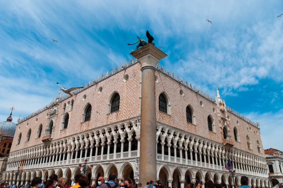 ヴェネツィア、イタリアのドージェ宮殿を訪れる