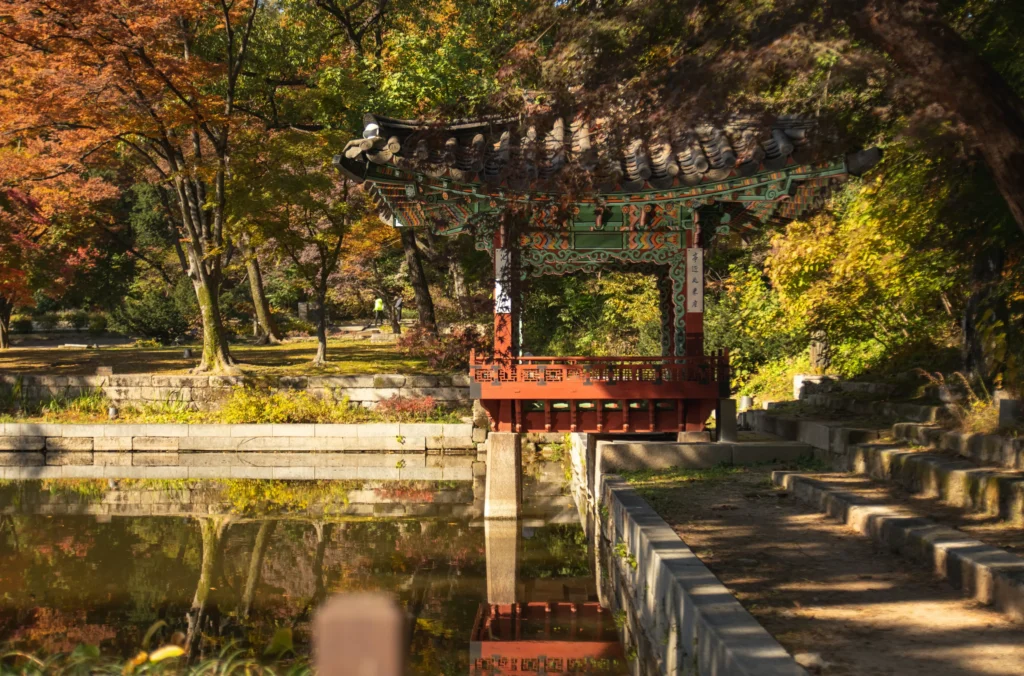 韓国ソウルで胡完秘密の庭を訪れる